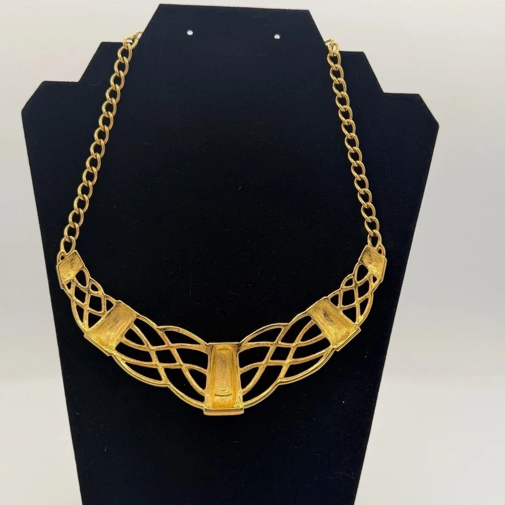 VTG  Monet Pink Enamel Gold‎ Tone Statement Bib Collar Necklace Hook Clasp 1980s